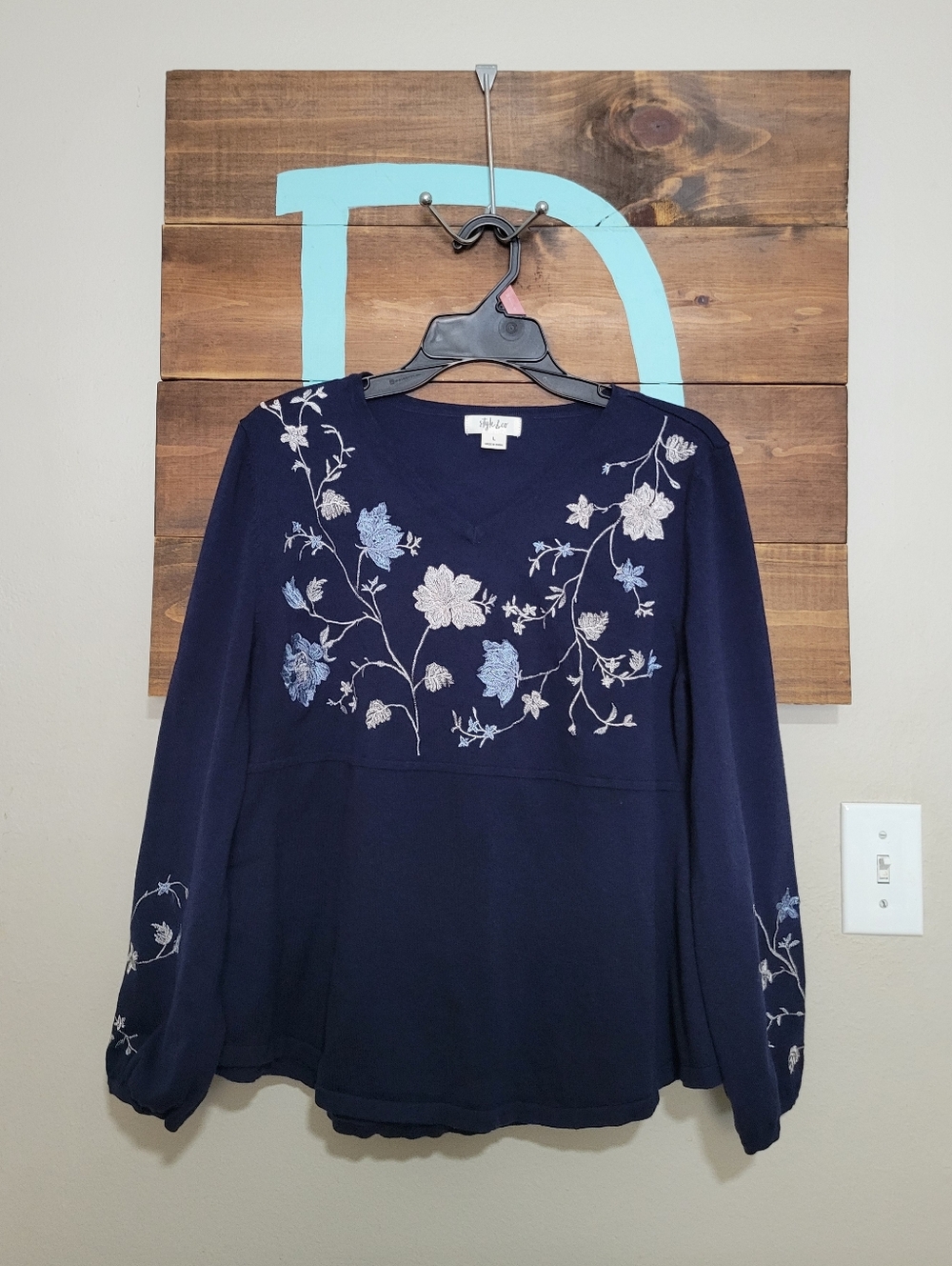 Style & Co. Navy Long-Sleeve V-Neck Top with Floral Embroidery Lightweight Large